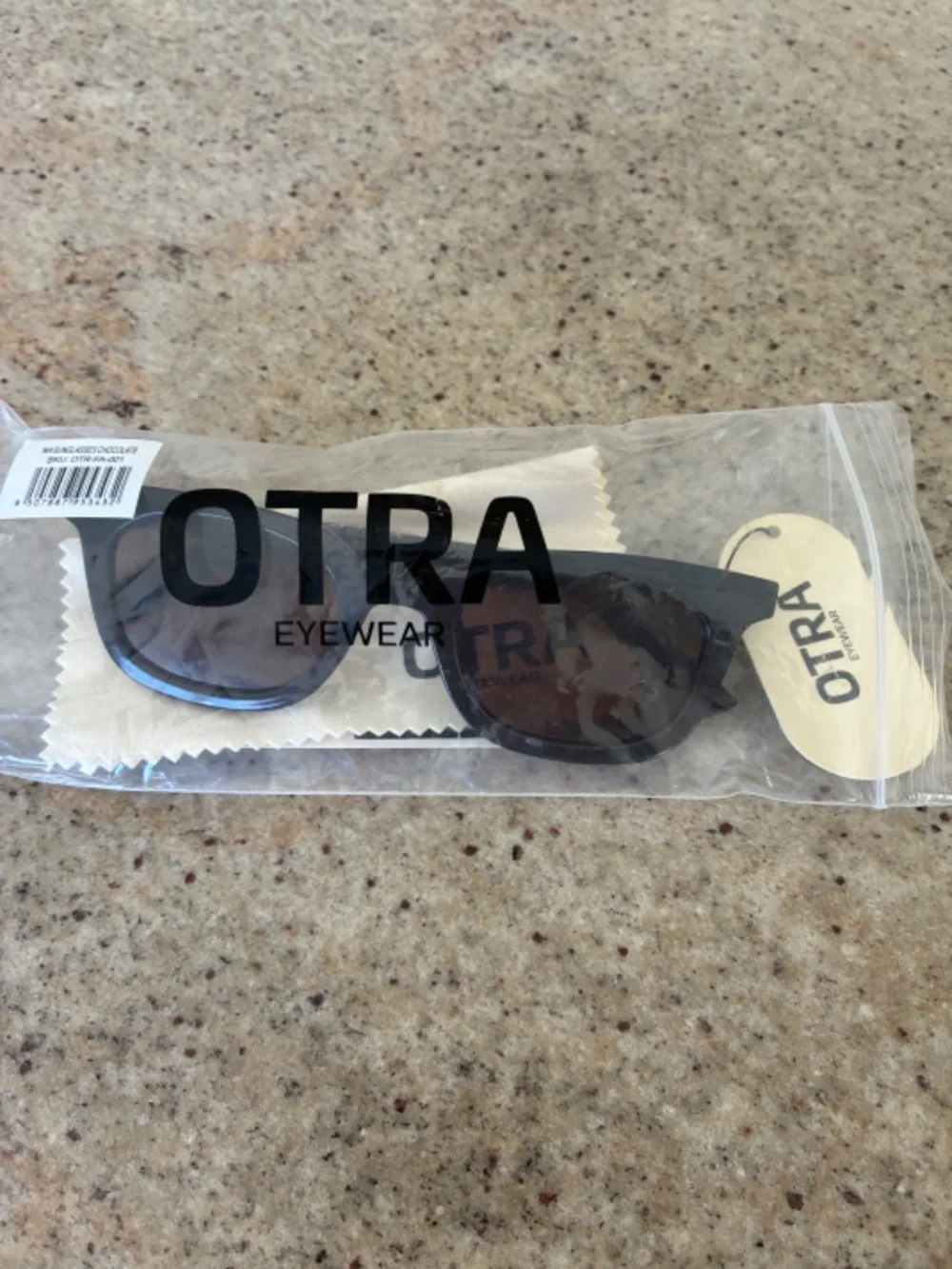 NWT OTRA Eyewear Nia Black Classic Wayfarer Sunglasses